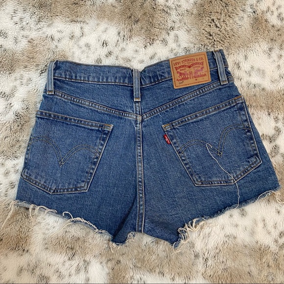 Levi’s 501 High Rise Cutoff Jean Shorts - Picture 4 of 7